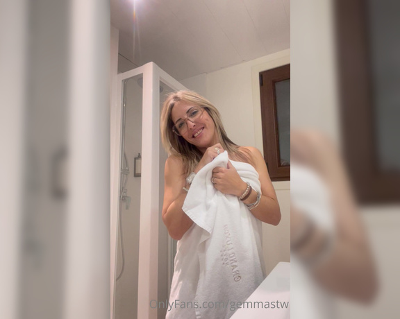 Gemmastw aka Gemmastw OnlyFans - Buenos das ,vamos con una duchita maanera