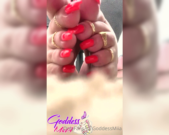 Goddess Miia aka Goddessmiia OnlyFans - You love being under my desk while I work You knell and wait for your next command like a good boy