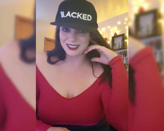 ANACONDA NOIRE aka Anacondanoire OnlyFans - Cant argue with a Queen in an official Blackedd hat