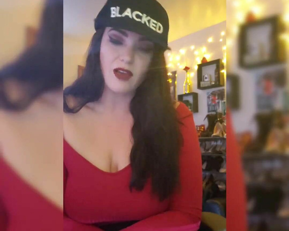 ANACONDA NOIRE aka Anacondanoire OnlyFans - Cant argue with a Queen in an official Blackedd hat