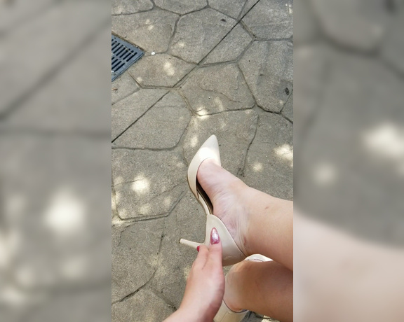 ANACONDA NOIRE aka Anacondanoire OnlyFans - Be My shoe polisher as I enjoy My date on the water