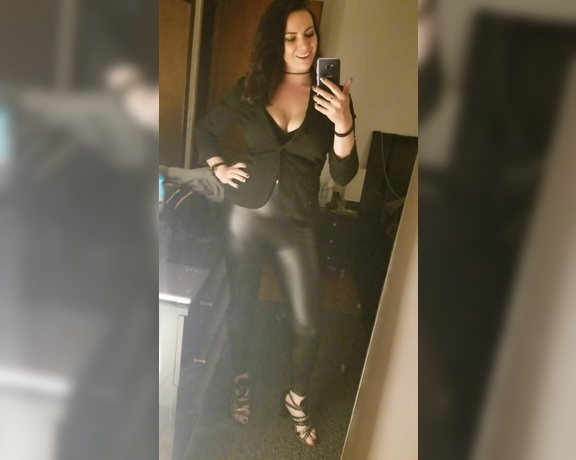 ANACONDA NOIRE aka Anacondanoire OnlyFans - Do your job while I enjoy a sexy night out Cuck funded cocktails always taste better