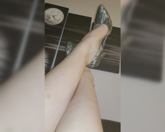 ANACONDA NOIRE aka Anacondanoire OnlyFans - Worship My perfect feet losers Beg to kiss them They own your cucky wallet youre destined