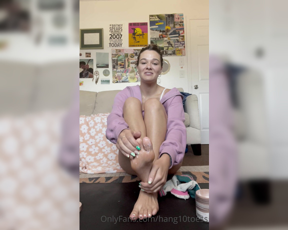 Linzi Little aka Hang10toess OnlyFans - Come hang out with me babe! Watch me get my feet nice and soft for you while I answer some questions