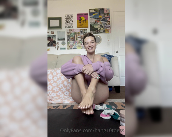 Linzi Little aka Hang10toess OnlyFans - Come hang out with me babe! Watch me get my feet nice and soft for you while I answer some questions
