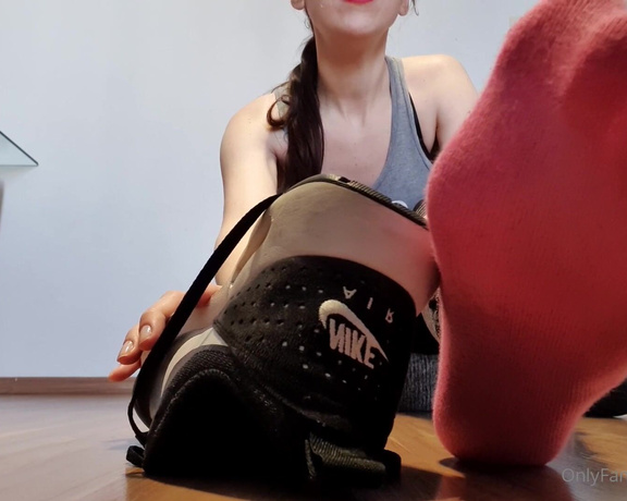 Prii Feet aka Prii_feet OnlyFans - NEW VIDEO  Foot odor! Smell my feet! Cheguei da caminhada, tnis bem usadinho e com uma meia que