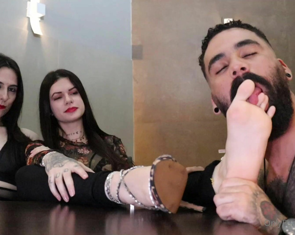 Prii Feet aka Prii_feet OnlyFans - FOOT WORSHIP (Part 1) Olhando ele chupar os ps da Daniitrix e passando muita vontade, s esperando