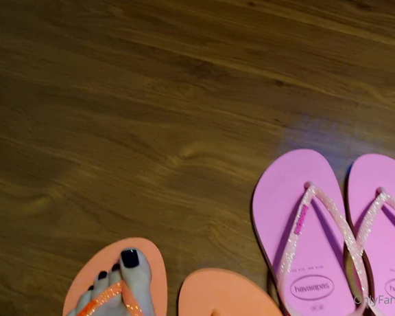 Prii Feet aka Prii_feet OnlyFans - Showing my new flip flops