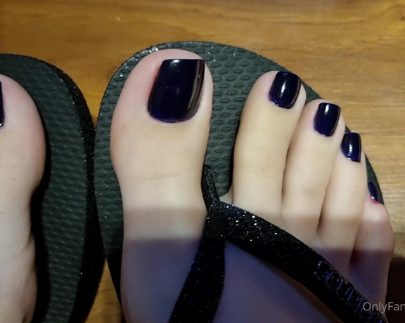 Prii Feet aka Prii_feet OnlyFans - Showing my new flip flops