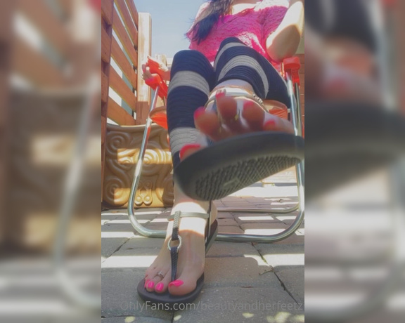 Beautyandherfeetz aka Beautyandherfeetz OnlyFans - T Strap footplay with foot jewelry I was having a hard af time picking a short clip of this for