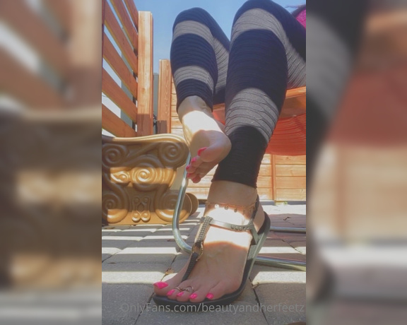 Beautyandherfeetz aka Beautyandherfeetz OnlyFans - T Strap footplay with foot jewelry I was having a hard af time picking a short clip of this for