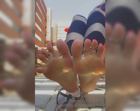 Beautyandherfeetz aka Beautyandherfeetz OnlyFans - T Strap footplay with foot jewelry I was having a hard af time picking a short clip of this for