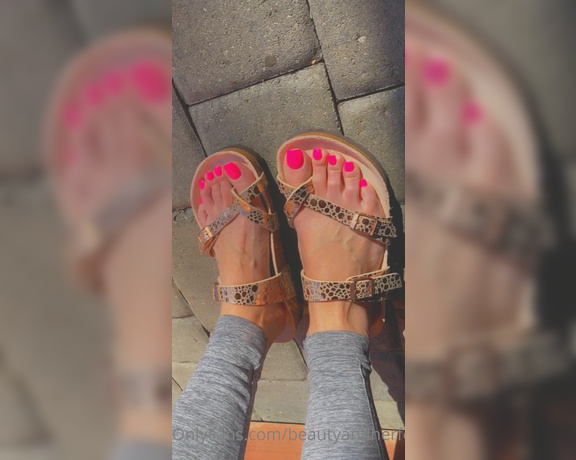 Beautyandherfeetz aka Beautyandherfeetz OnlyFans - New sandals and a touch of soles how did each of you find my page IG, TikTok, only fans suggestion