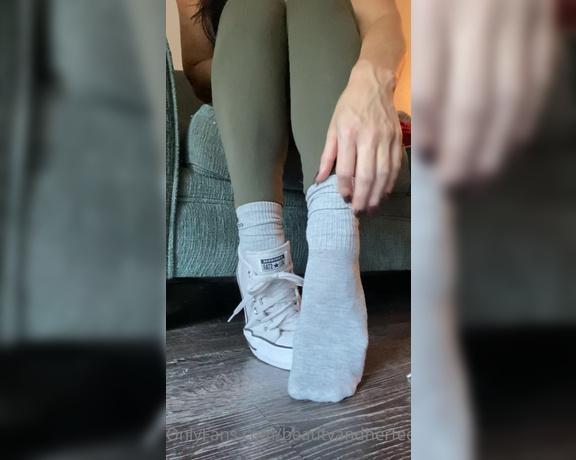 Beautyandherfeetz aka Beautyandherfeetz OnlyFans - Sweaty post workout sock removal and at the same time New pedi reveal