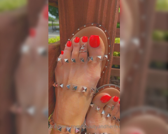 Beautyandherfeetz aka Beautyandherfeetz OnlyFans - I’m so fascinated by all the curves I notice when looking at my own feet loving these blingy
