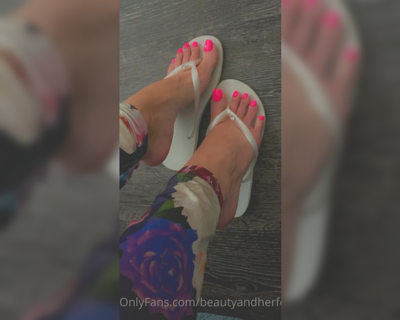 Beautyandherfeetz aka Beautyandherfeetz OnlyFans - Flip flop dangle with this neon pink pedi by request With a little bit of encouragement and cou