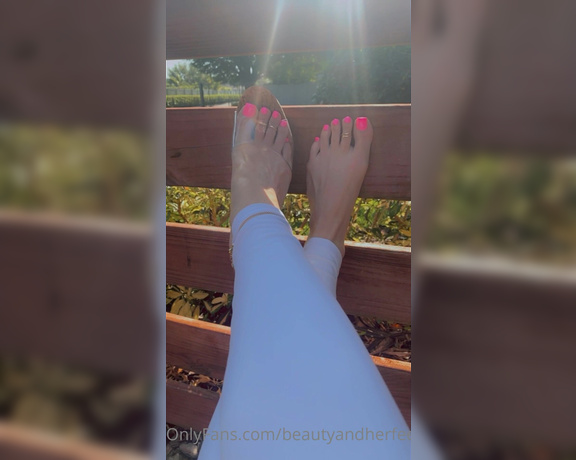 Beautyandherfeetz aka Beautyandherfeetz OnlyFans - Clear wedge Wednesday white leggings with this hot pink pedicure and clear wedges whoaaaaa Qui