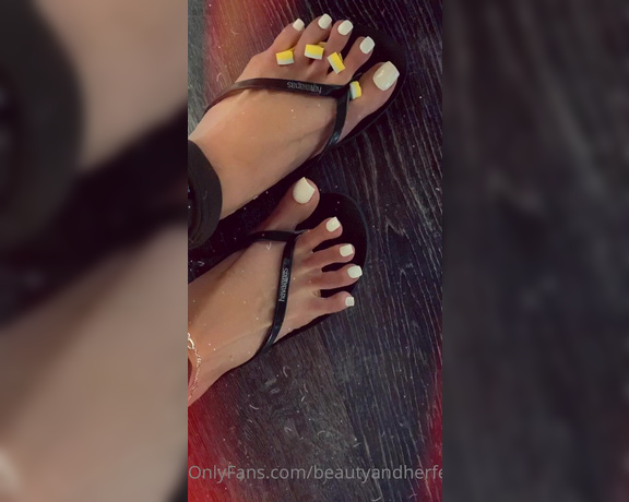 Beautyandherfeetz aka Beautyandherfeetz OnlyFans - More toe separator old Pedi colors by request ( White pedi at the salon getting the black ch 1