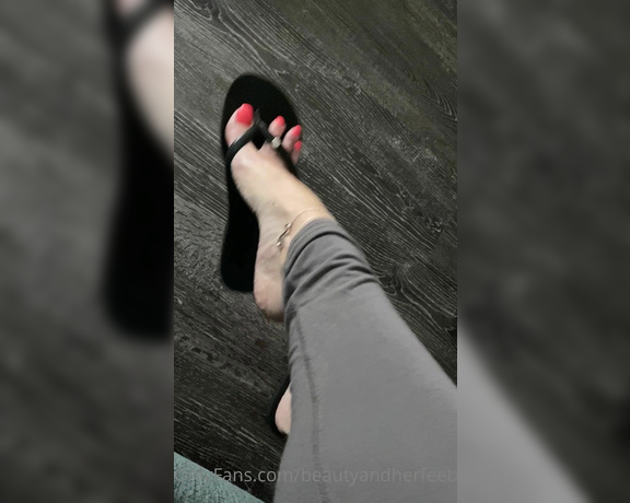 Beautyandherfeetz aka Beautyandherfeetz OnlyFans - Lil flip flop dangle with these poppin toes Speaking of poppin my veins just don’t quit! Lots