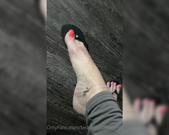 Beautyandherfeetz aka Beautyandherfeetz OnlyFans - Lil flip flop dangle with these poppin toes Speaking of poppin my veins just don’t quit! Lots