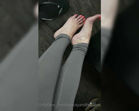 Beautyandherfeetz aka Beautyandherfeetz OnlyFans - Lil flip flop dangle with these poppin toes Speaking of poppin my veins just don’t quit! Lots