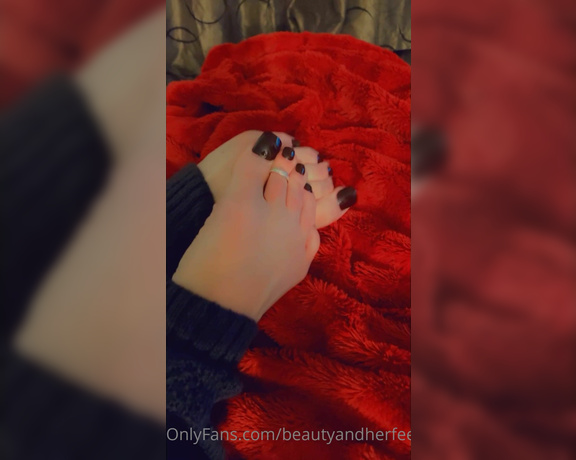 Beautyandherfeetz aka Beautyandherfeetz OnlyFans - Kinda like the contrast of colors with the red and chocolate colored toes but also like how dark