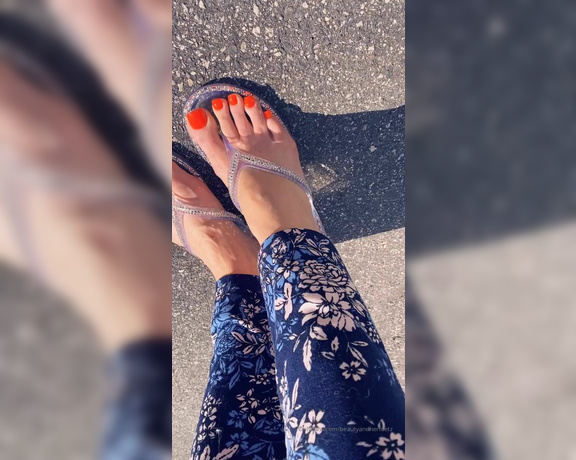 Beautyandherfeetz aka Beautyandherfeetz OnlyFans - Just getting a lil sun on these lil piggies Love hope the sandals sparkle