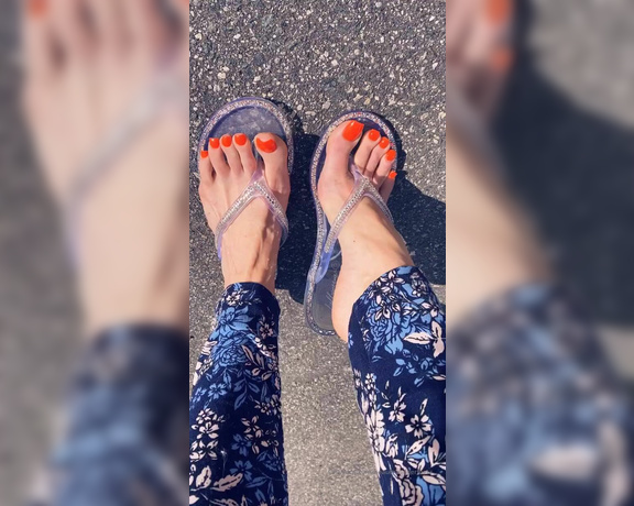 Beautyandherfeetz aka Beautyandherfeetz OnlyFans - Just getting a lil sun on these lil piggies Love hope the sandals sparkle