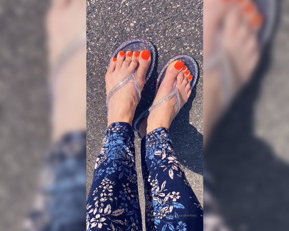 Beautyandherfeetz aka Beautyandherfeetz OnlyFans - Just getting a lil sun on these lil piggies Love hope the sandals sparkle