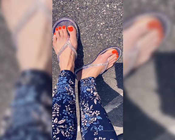 Beautyandherfeetz aka Beautyandherfeetz OnlyFans - Just getting a lil sun on these lil piggies Love hope the sandals sparkle