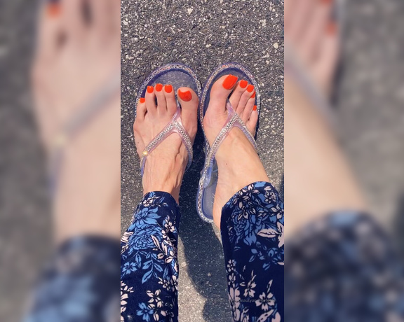 Beautyandherfeetz aka Beautyandherfeetz OnlyFans - Just getting a lil sun on these lil piggies Love hope the sandals sparkle