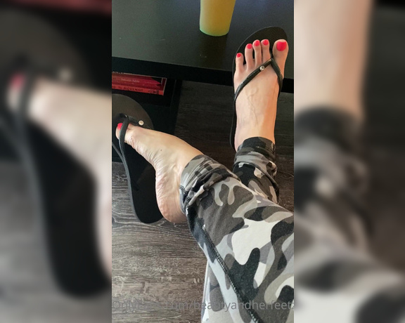 Beautyandherfeetz aka Beautyandherfeetz OnlyFans - 5 minutes of feet arches, flip flop dangle and drop and omggggg those tendons and veins Can