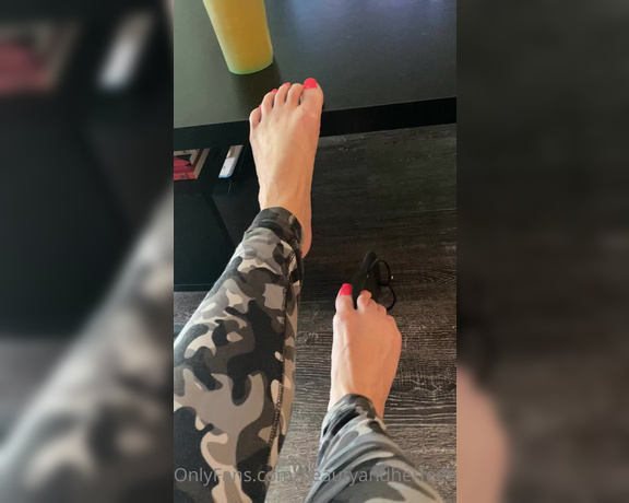 Beautyandherfeetz aka Beautyandherfeetz OnlyFans - 5 minutes of feet arches, flip flop dangle and drop and omggggg those tendons and veins Can