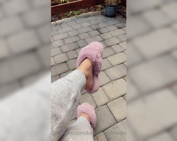 Beautyandherfeetz aka Beautyandherfeetz OnlyFans - Start your morning with these snuggly feet