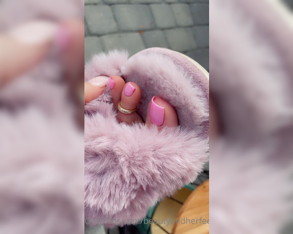 Beautyandherfeetz aka Beautyandherfeetz OnlyFans - Start your morning with these snuggly feet