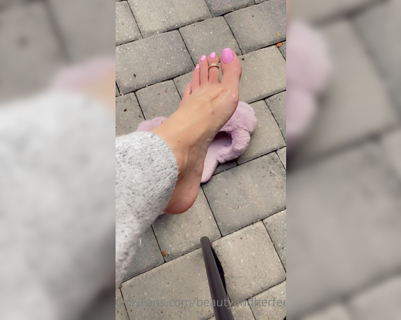 Beautyandherfeetz aka Beautyandherfeetz OnlyFans - Start your morning with these snuggly feet