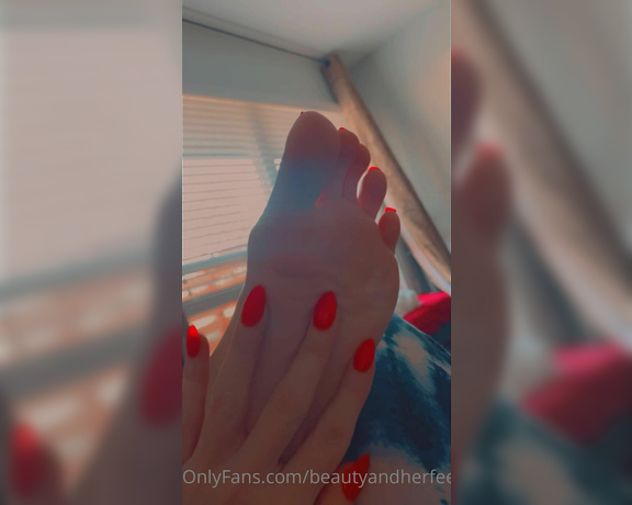 Beautyandherfeetz aka Beautyandherfeetz OnlyFans - I wonder why seeing the light on my fingernails, on the over hang from underneath, and all along