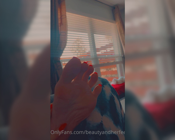 Beautyandherfeetz aka Beautyandherfeetz OnlyFans - I wonder why seeing the light on my fingernails, on the over hang from underneath, and all along