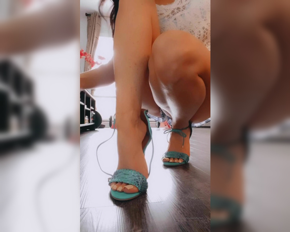 Beautyandherfeetz aka Beautyandherfeetz OnlyFans - My heel is off, what you waiting for you know you’re dying to taste them To feel my pretty feet