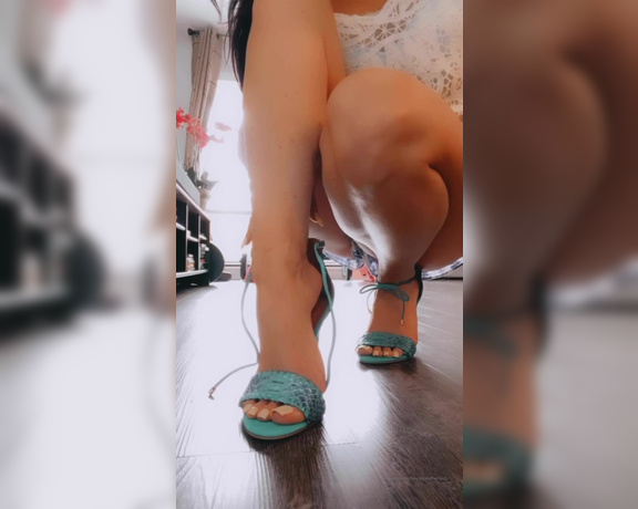 Beautyandherfeetz aka Beautyandherfeetz OnlyFans - My heel is off, what you waiting for you know you’re dying to taste them To feel my pretty feet