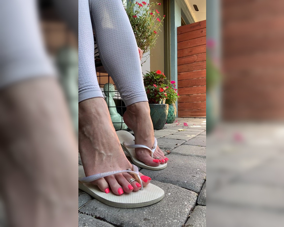 Beautyandherfeetz aka Beautyandherfeetz OnlyFans - You know you love watching how my feet move