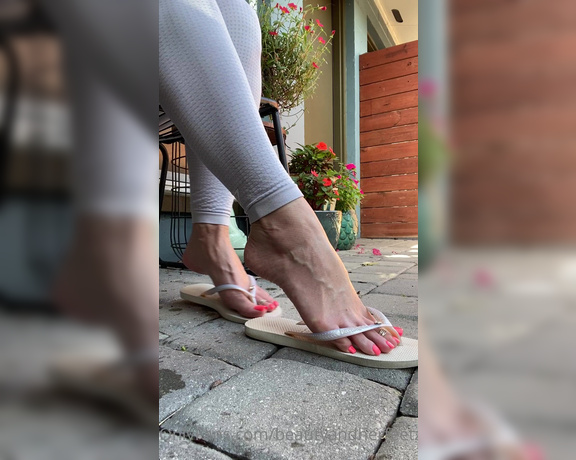 Beautyandherfeetz aka Beautyandherfeetz OnlyFans - You know you love watching how my feet move