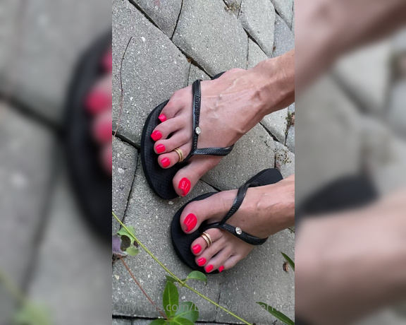 Beautyandherfeetz aka Beautyandherfeetz OnlyFans - Finally got a second to get some FOOTage of my new pedi color It’s supposed to be a neon pinkish