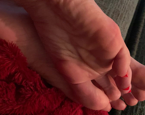 Beautyandherfeetz aka Beautyandherfeetz OnlyFans - Wrinkled soles and piping hot red toes! I’m ready for the weekend! So freaking happy I finally got