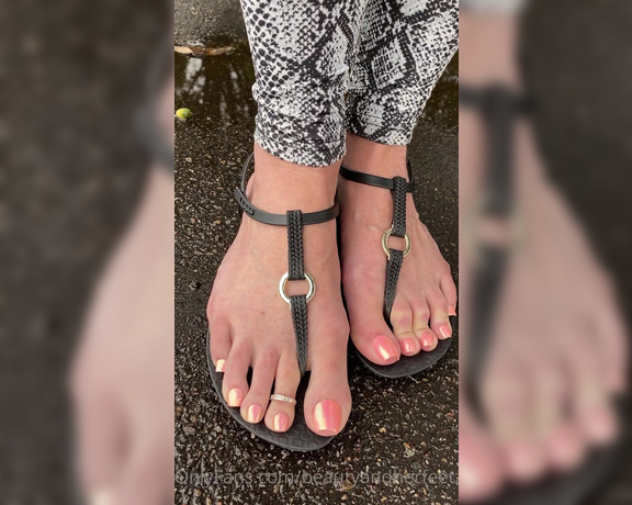 Beautyandherfeetz aka Beautyandherfeetz OnlyFans - I can’t stop looking at this pedicure looks like pink satin sheets