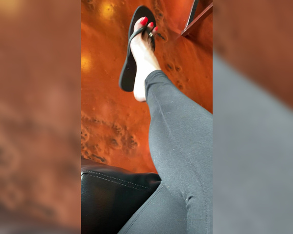 Beautyandherfeetz aka Beautyandherfeetz OnlyFans - Nobody even noticed I was filming my feet