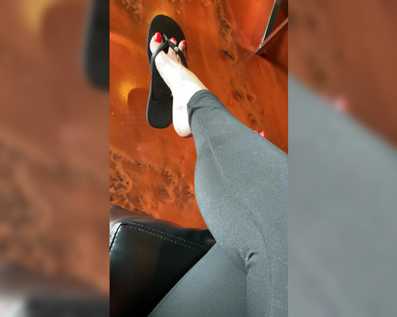 Beautyandherfeetz aka Beautyandherfeetz OnlyFans - Nobody even noticed I was filming my feet