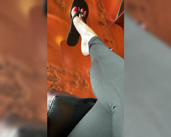 Beautyandherfeetz aka Beautyandherfeetz OnlyFans - Nobody even noticed I was filming my feet