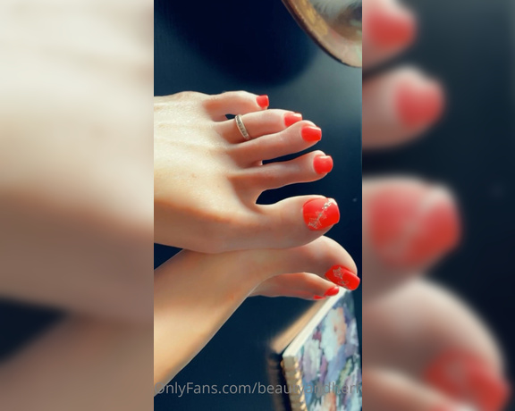Beautyandherfeetz aka Beautyandherfeetz OnlyFans - What do you guys think of my new pedicure I’m not really feeling it I was going for a completel
