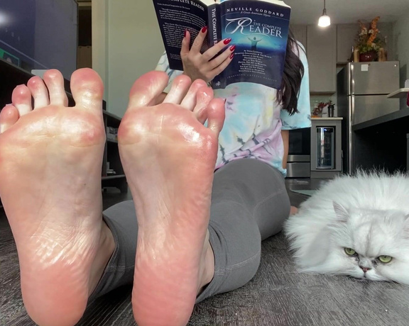 Beautyandherfeetz aka Beautyandherfeetz OnlyFans - Come relax and read with me and my wrinkled oily soles